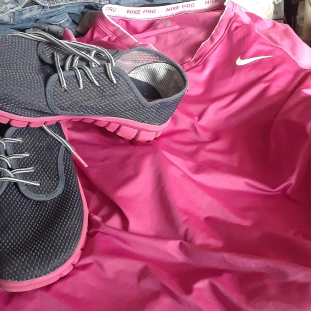 5 hour sale! No Sox shoes and Nike Pro